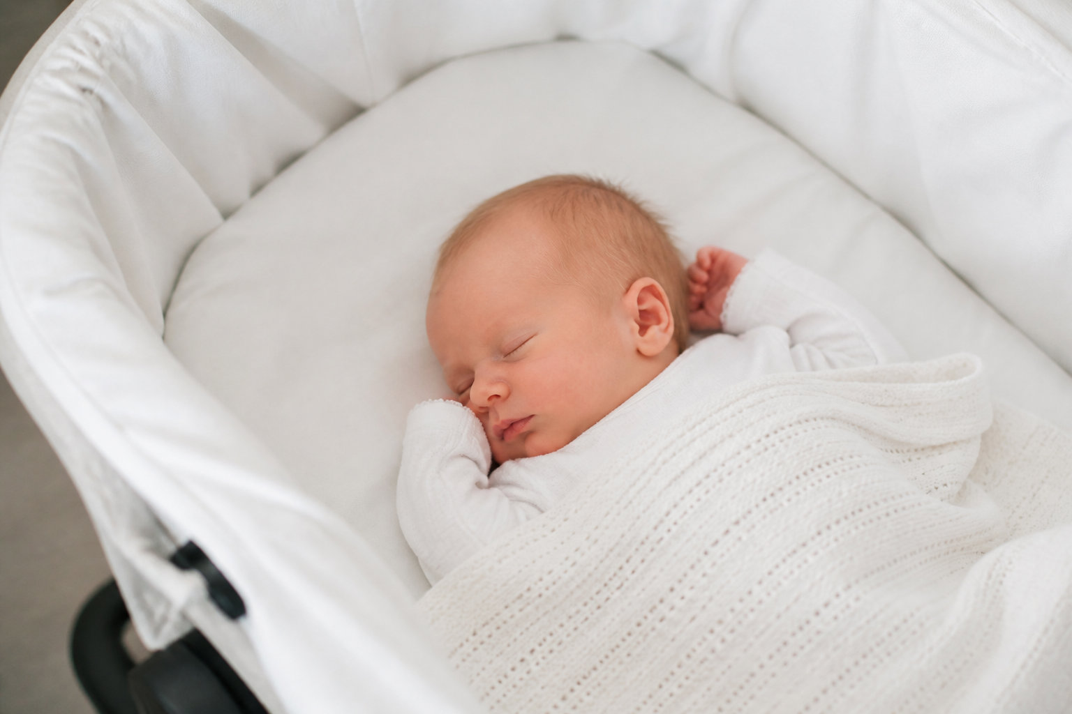 Nouveau-né qui dort sans manger : faut-il s'inquiéter ?